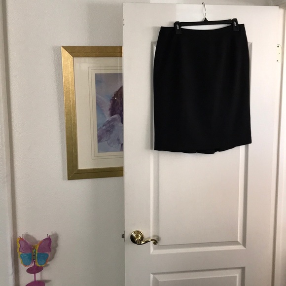 Lovely Anne Klein Black Skirt - Picture 2 of 7